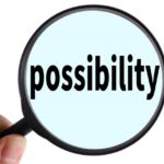 虫眼鏡で「possibility」という英単語を拡大している様子を写しています。