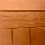 サウナ室に設置された木製ベンチの一部が、ささくれて表面が荒れている様子です。