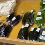 温浴施設の売店に陳列されているナスやキュウリなどの地場産品です。