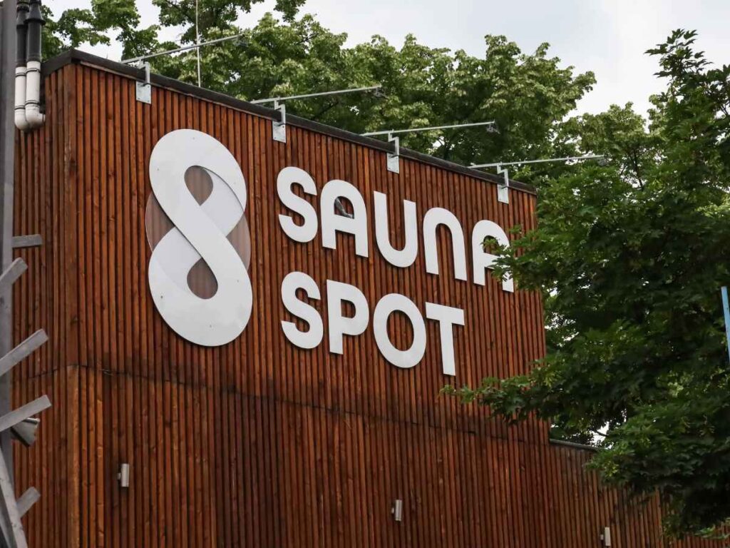 木目調の外壁に「8 SAUNA SPOT」と書かれた大きな看板がある屋外サウナ施設