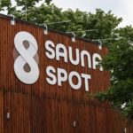 木目調の外壁に「8 SAUNA SPOT」と書かれた大きな看板がある屋外サウナ施設