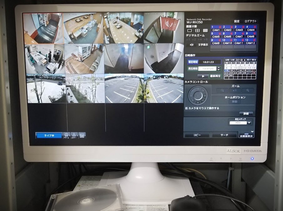 温浴施設の館内や駐車場を複数画面で確認できる防犯カメラの監視モニターが設置されています