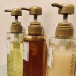 温浴施設やサウナの浴室で使用されるシャンプーなどのアメニティボトルが3本並んでいます
