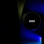 青い光が灯る音響機器にBGMと書かれた音量調節ノブが写っています。