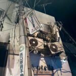 防災体験施設で再現された被災後の街並みで、傾いた電柱と垂れ下がった電線、ひび割れた建物の外壁が写っている。